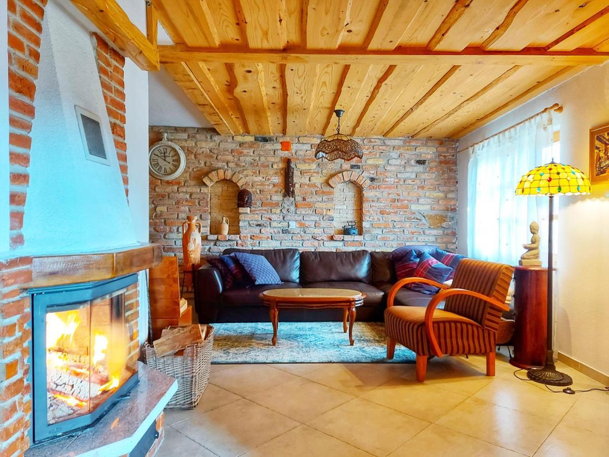 Peter'S Pine Cottage Korenica Buitenkant foto