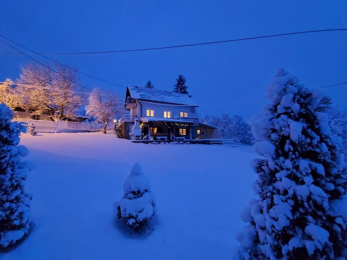 Peter'S Pine Cottage Korenica Buitenkant foto