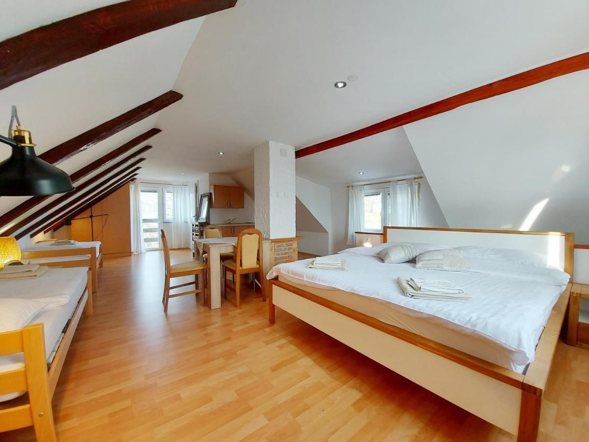 Peter'S Pine Cottage Korenica Buitenkant foto